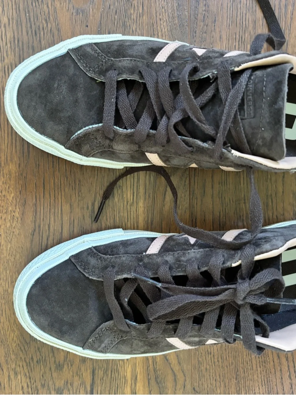 Converse Brown Suede Sneakers with Pink Star Accent-Unisex Mens: 6.5 Women: 8 - Picture 4 of 9
